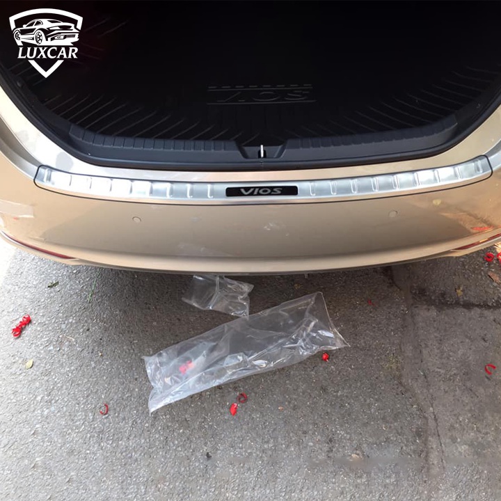 Ốp chống trầy xước cốp xe TOYOTA VIOS 2019-2021 - LUXCAR chất liệu INOX-TITAN cao cấp