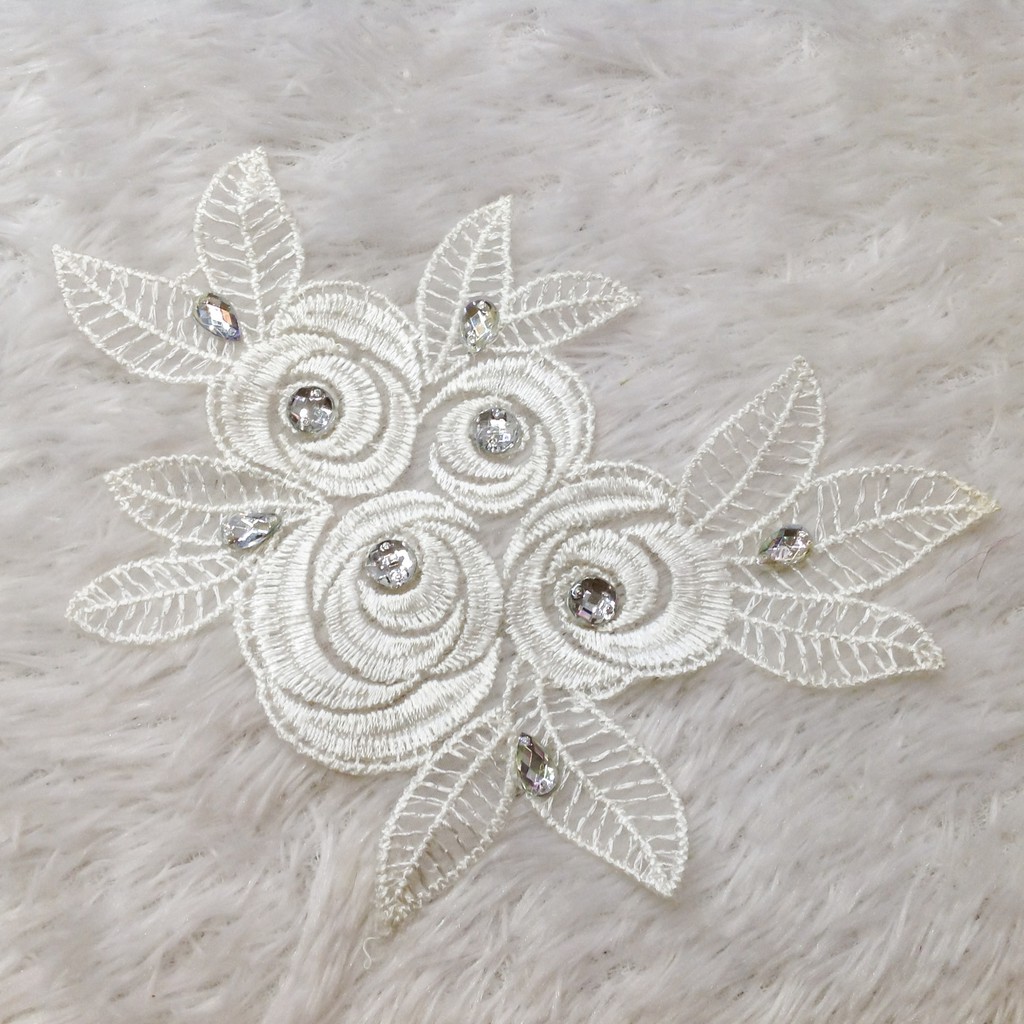 Bông thêu hoa hồng trắng đính cườm trai lấp lánh size 16cmx11.5cm kết áo