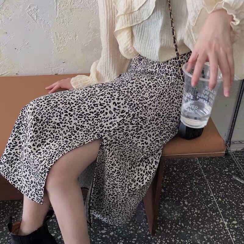 Chân váy xẻ tà hoạ tiết da beo