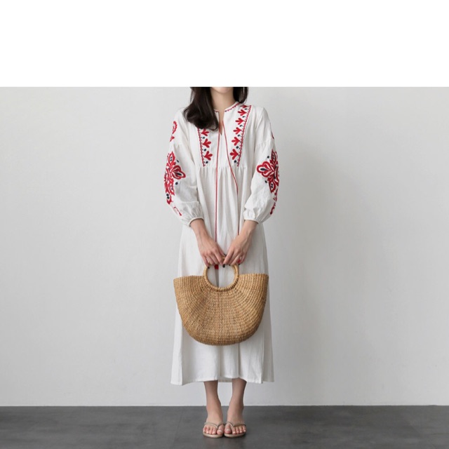 Váy vintage có hoạ tiết và hoa văn thêu ở ngực và tay áo