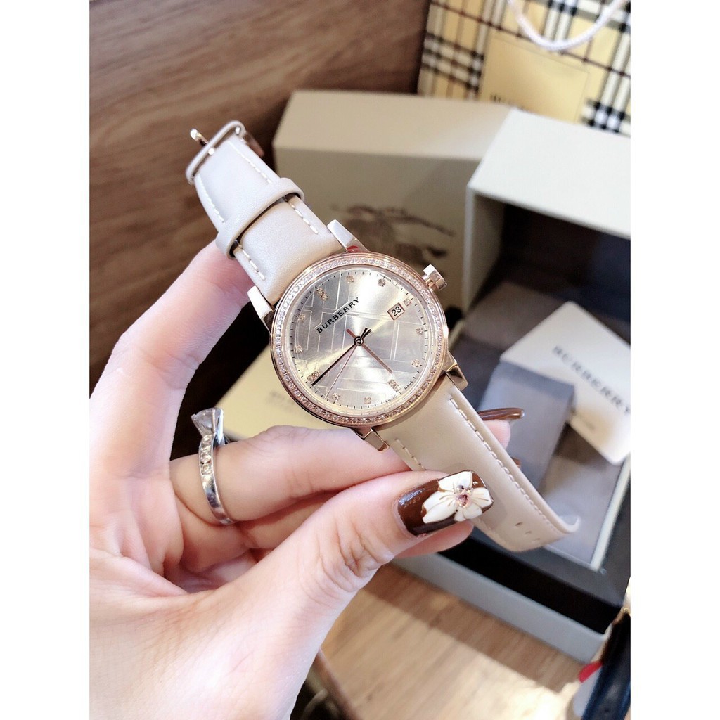 Đồng hồ nữ nhãn hiệu Burberry viền đính đá mặt full, dây da mềm chống xước, bảo hành 12 tháng + pin dự phòng