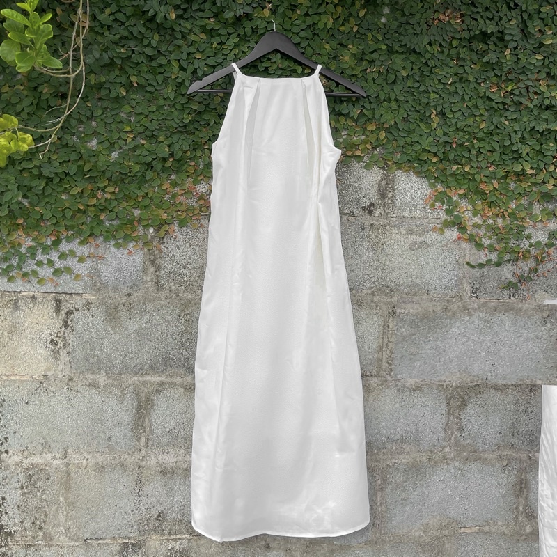 Đầm suông trắng dài qua gối Sower cổ yếm hai dây xếp ly – Lita Dress