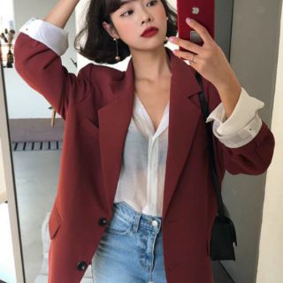 Blazer đỏ đô lót trắng