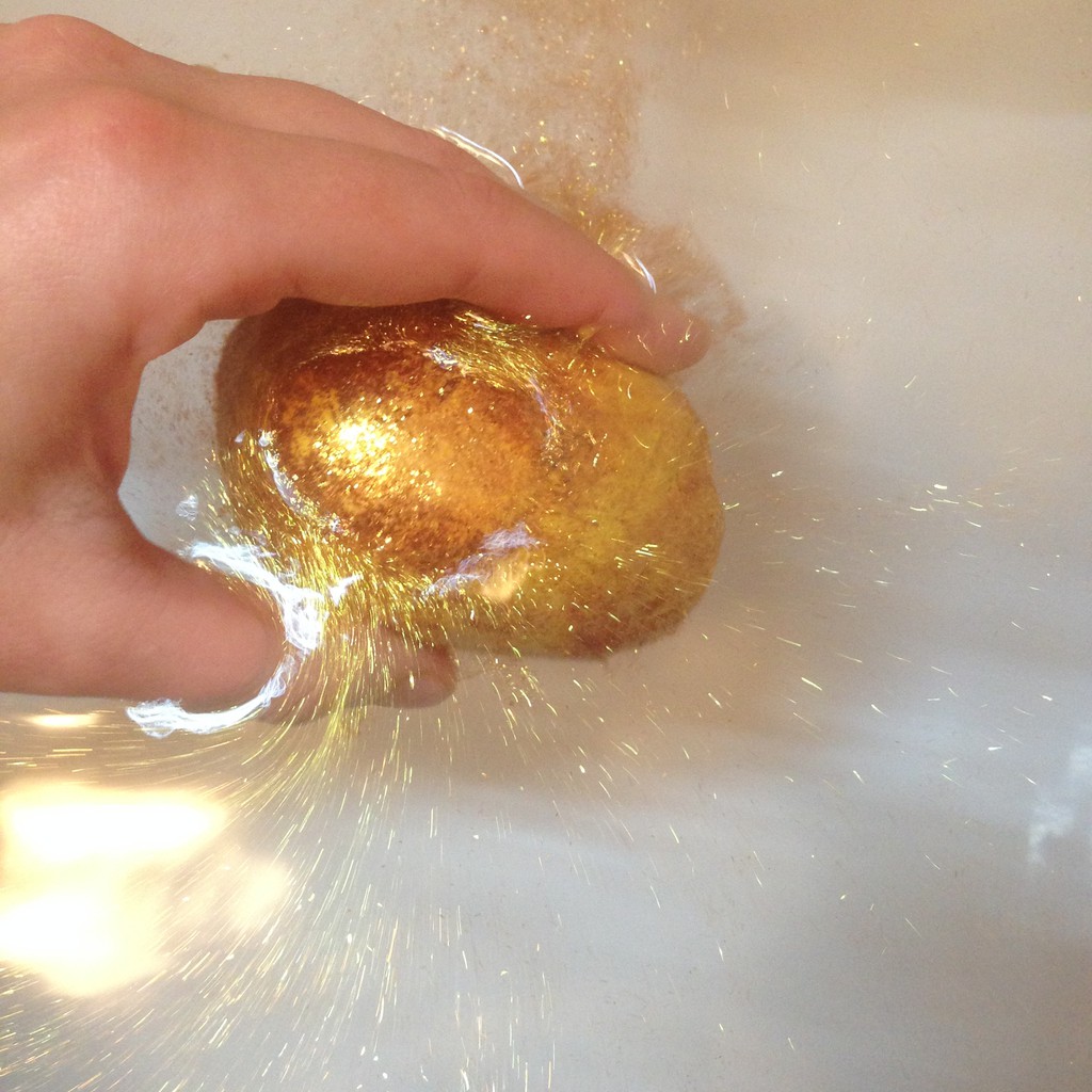 Viên sủi bọt bồn tắm Lush - Golden egg bath bomb