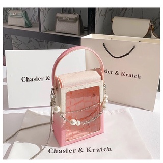 Túi đeo chéo trong suốt màu hồng phấn cực hot trong BST 2021