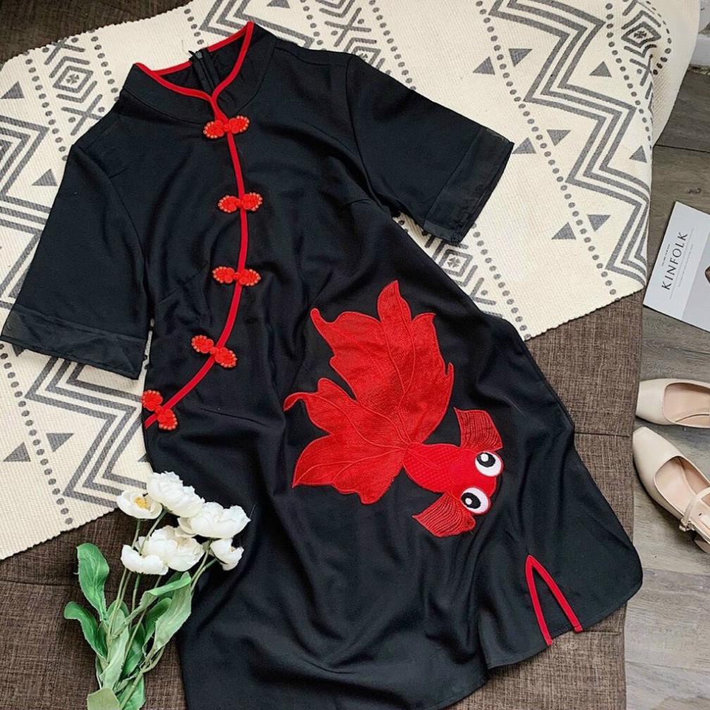 Đầm Suông Màu Đen Cổ Tàu, Sườn Xám Cách Tân Thêu Nổi Họa Tiết Con Cá Xẻ Tà Trang Trí Thời Trang Quảng Châu 2021. | BigBuy360 - bigbuy360.vn
