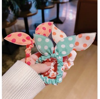 Cột tóc tai thỏ xinh yêu cho bé gái