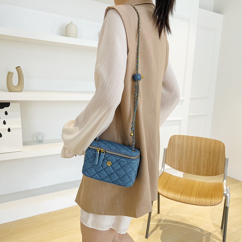 Túi Đeo Chéo Vai Đựng Mỹ Phẩm Có Dây Xích Thêu Họa Tiết Hình Thoi Phong Cách Mới Dành Cho Nữ