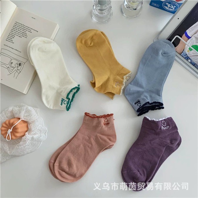 Tất Nữ Cổ Ngắn Hàn Quốc Họa Tiết Mặt Cười Trẻ Trung Năng Động
