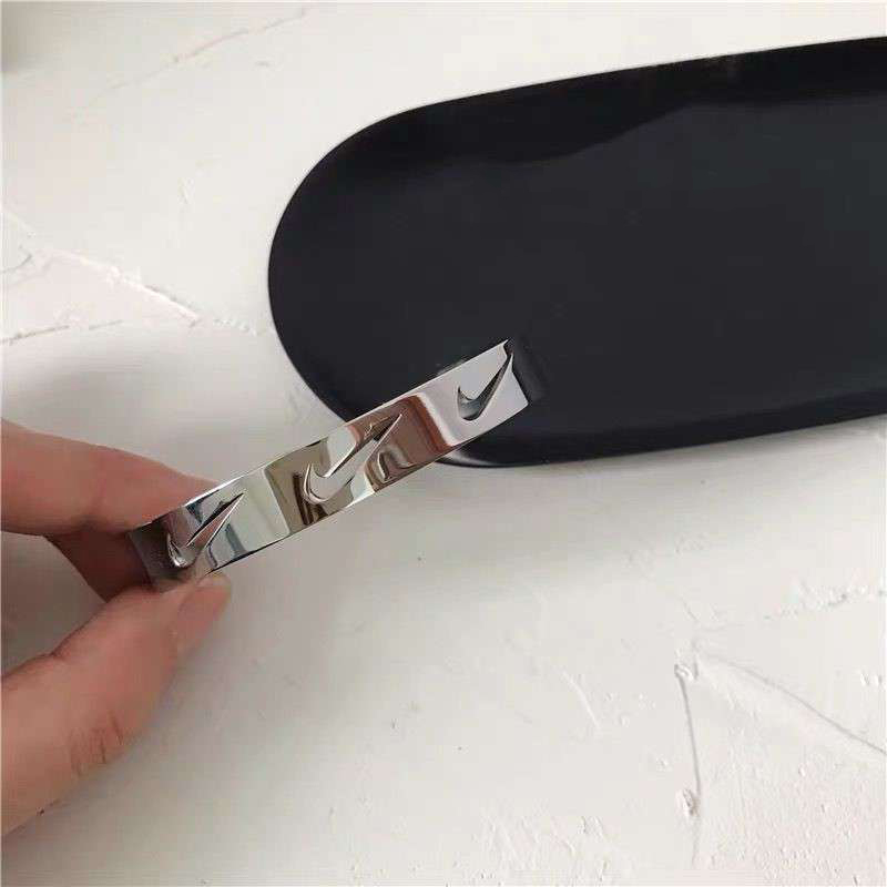 [Mã FAMAYFA giảm 10K đơn 50K] Vòng tay bằng thép titan khắc logo thời trang phong cách hip hop harajuku dành cho cặp đôi | BigBuy360 - bigbuy360.vn