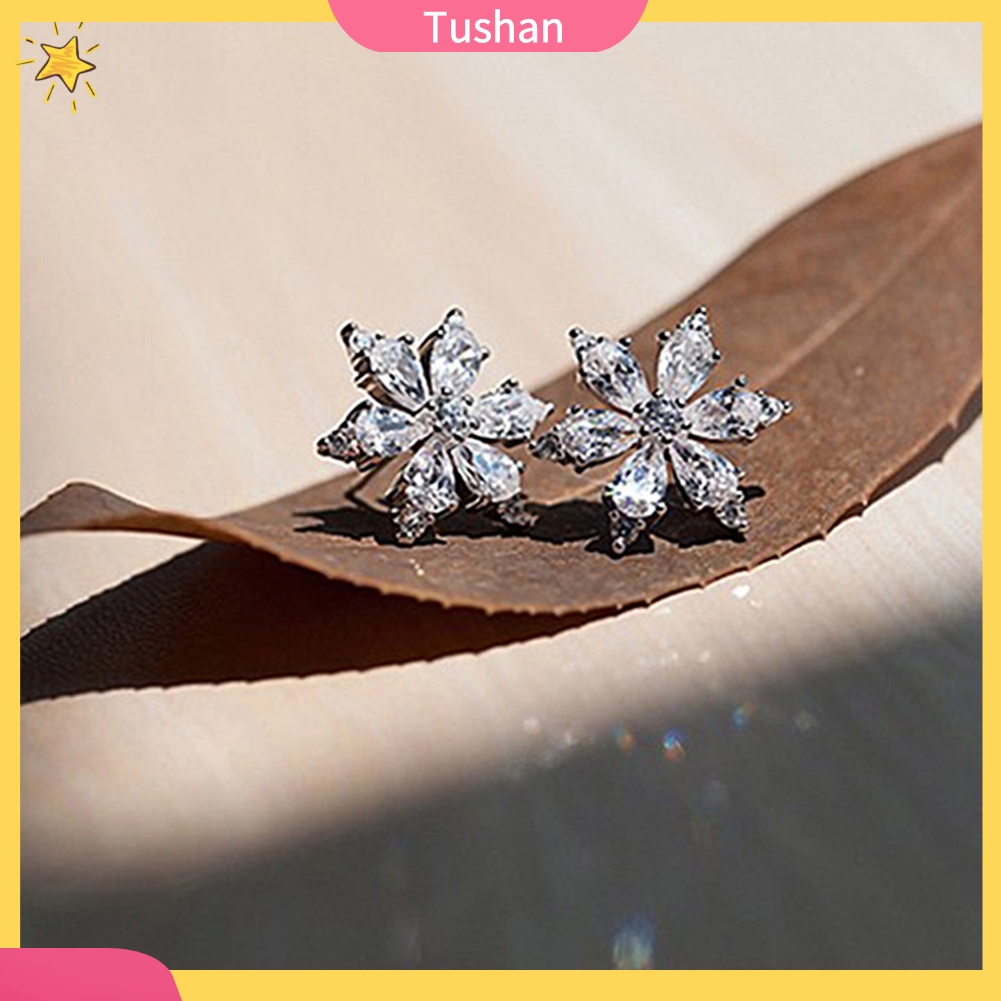 Đôi bông tai hình hoa tuyết đính đá sang trọng nữ tính