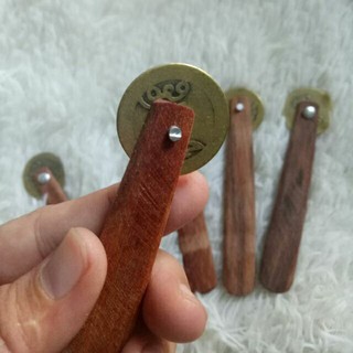 Đồng xu cạo gió cán gỗ