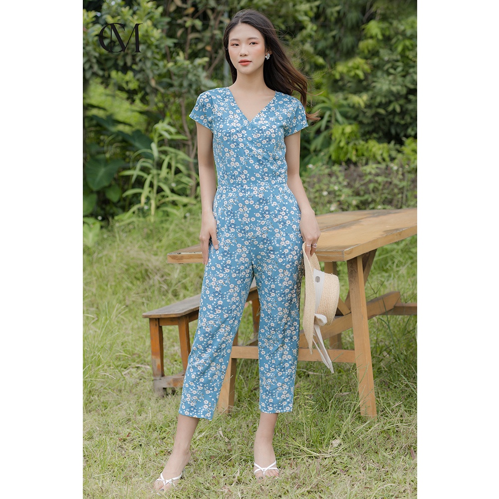 Jumpsuit nữ vai chờm, cổ V chéo, dáng quần baggy, có túi, cúc cài phía sau hoạ tiết hoa nhí JUM3006 CLARA MARE