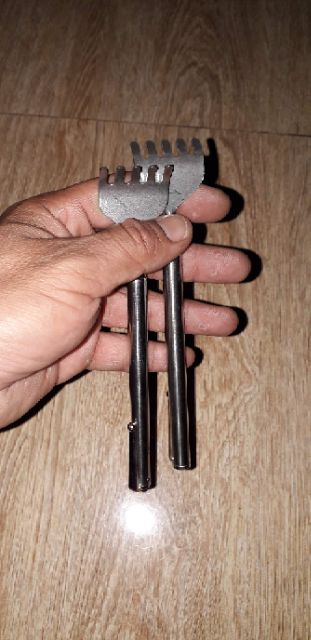 Một dụng cụ gãy lưng bằng inox kéo dài 60cm