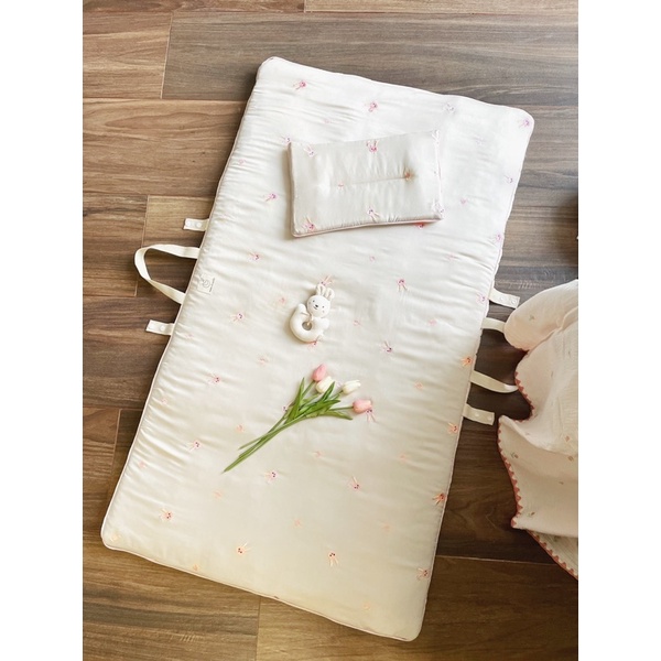 SET ĐỆM NGỦ GẤP GỌN 80x140cm VÀ GỐI thêu họa tiết cho bé đi mẫu giáo Moon&Mints, chất liệu lụa tencel siêu mượt siêu mát