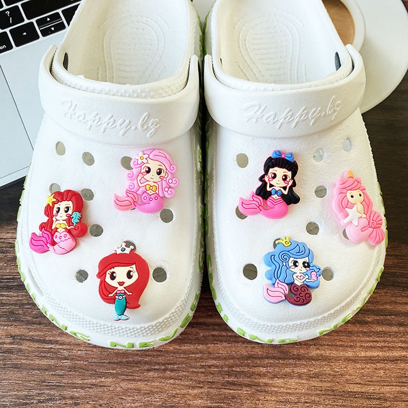 Dép Crocs Jibbitz Bằng Cao Su PVC Mềm Hình Công Chúa Tiên Cá Có Khóa Cài Làm Quà Tặng Cho Bé