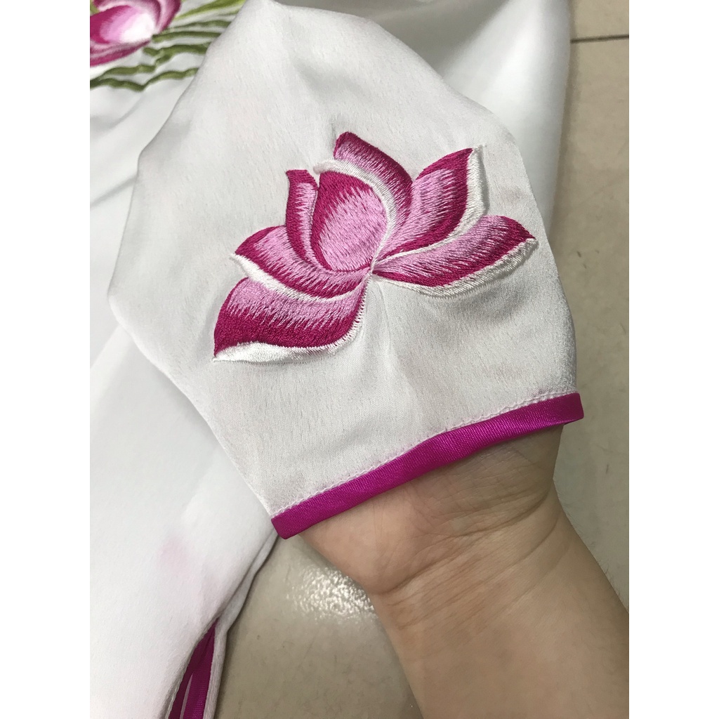 Áo dài trắng thêu hoa sen lụa Thái Tuấn cao cấp - cỡ M, kiểu cổ cách tân cao 3cm tay lỡ
