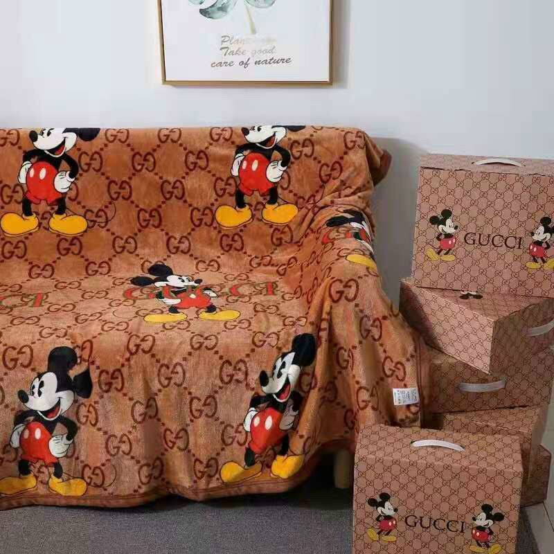 Chăn tuyết sữa hình chuột mickey kèm hộp xinh kích thước 150cmx200cm
