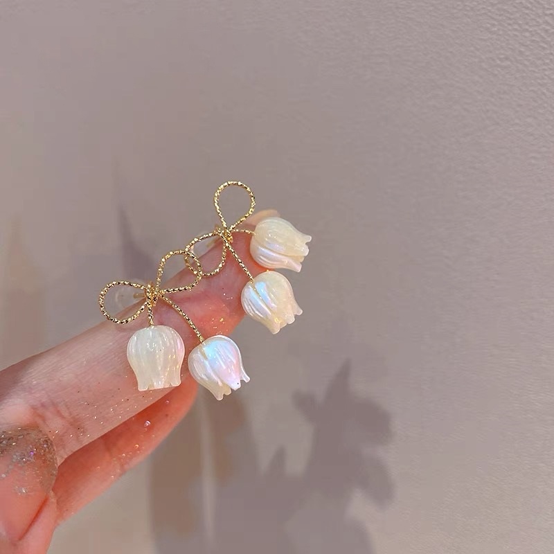 Bông Tai Xỏ Lỗ Hình Hoa Tulip Thắt Nơ Màu Trắng Vàng Thanh Lịch Dành Cho Bạn Nữ