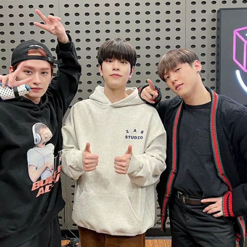 Áo hoodie in chữ IAB giống Jeongwoo TREASURE và Seungmin Stray Kids