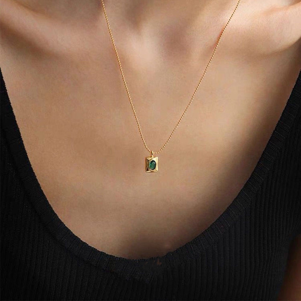 Dây Chuyền Thép Titan Mạ Vàng 18K Đính Ngọc Lục Bảo Thời Trang Cho Nữ