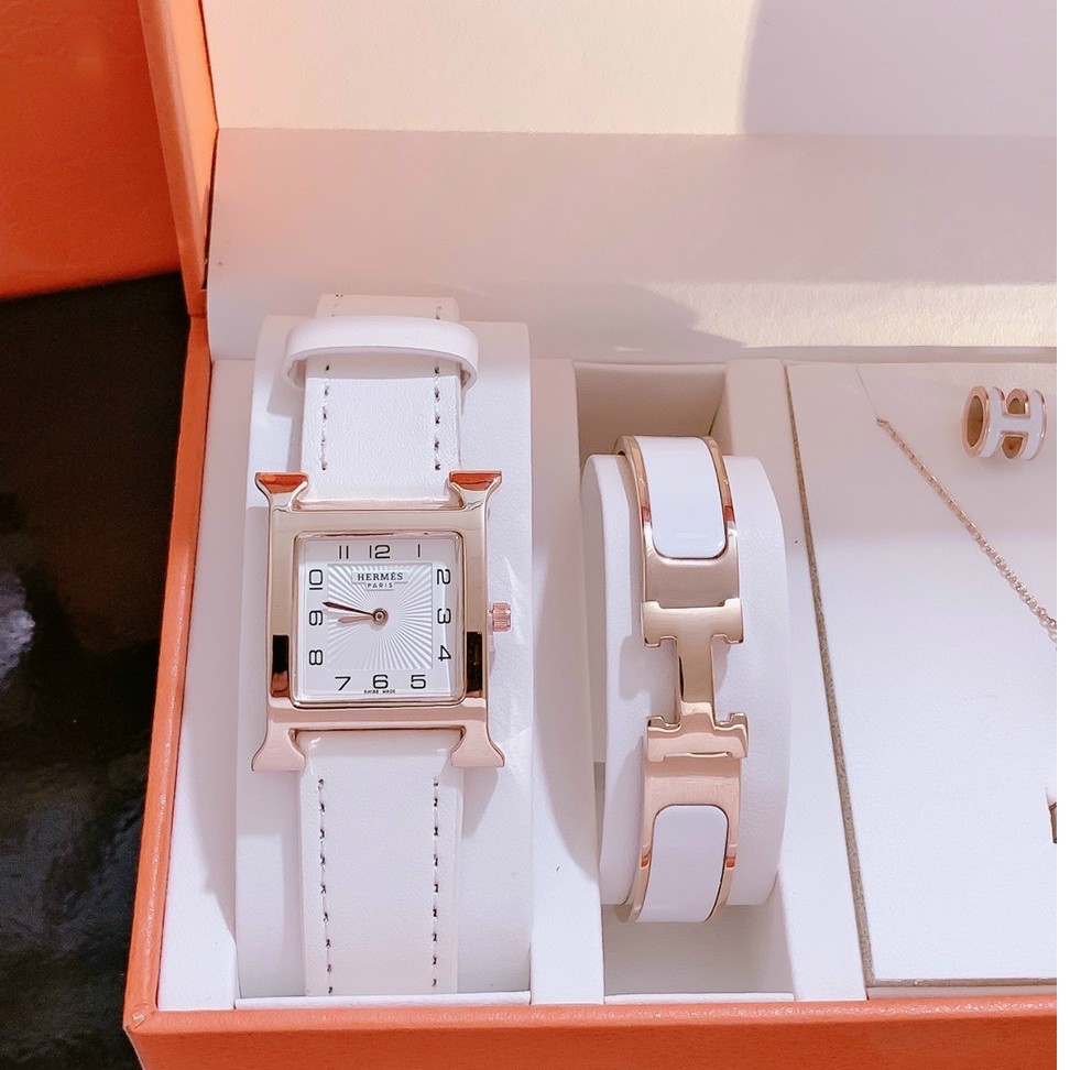 Combo quà tăng - set quà tăng - đồng hồ nữ quartz kèm dây chuyền+lắc tay+nhẫn + bông tai