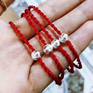 Chỉ đỏ bi bạc may mắn