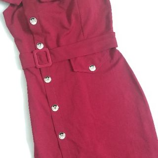 Đầm body trễ vai phối belt