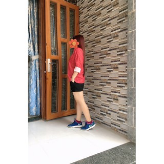 Áo sơ mi oversize sọc đỏ.