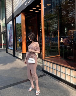 Đầm body xoắn bụng