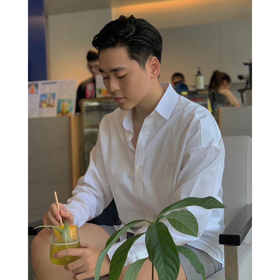 Áo sơ mi trắng viền sau lưng