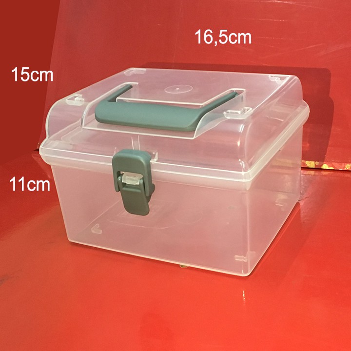 Hộp nhựa trong suốt có khóa cài và quai xách xám, size cao 15cm hay thấp 11cm. Sx tại Thái Lan