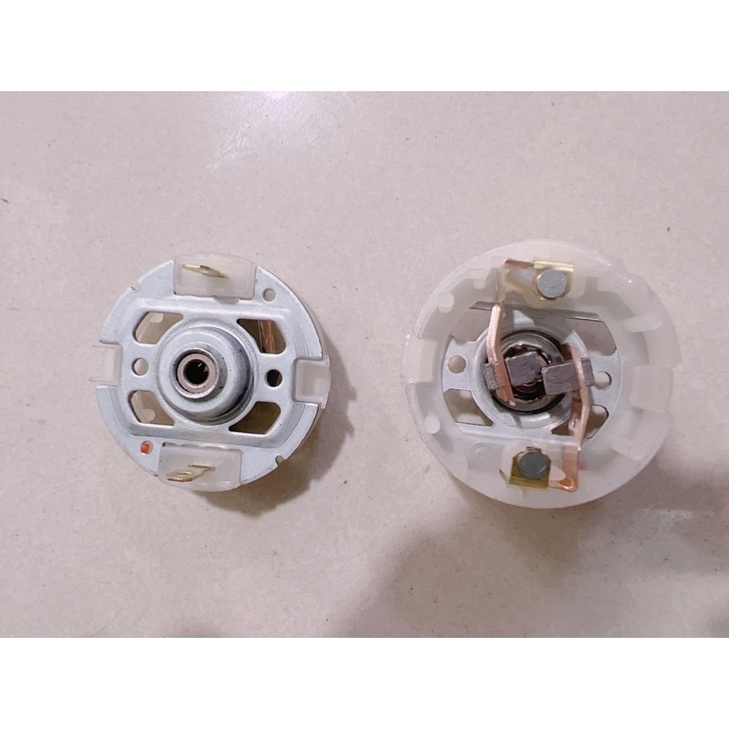 Đuôi nắp than motor 550