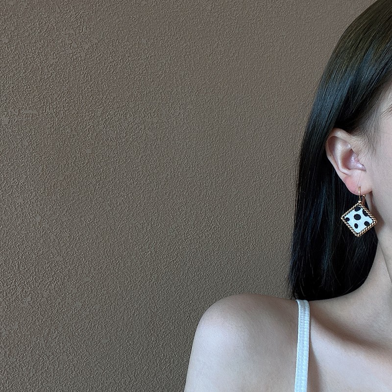 Bông tai họa tiết hoa báo cá tính cho các bạn trẻ trung năng động