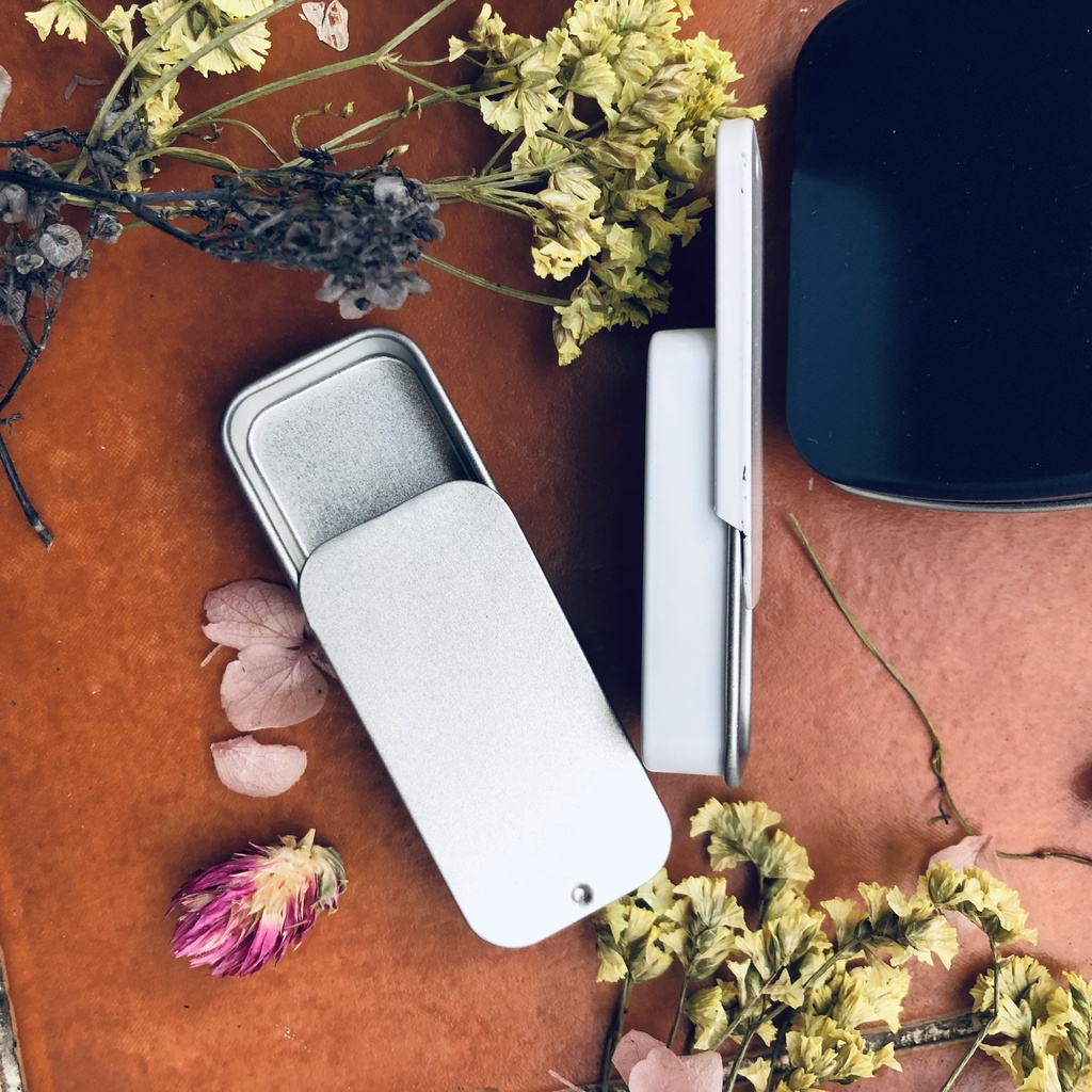 1 hộp thiếc kim loại dùng đựng đồ dùng gia đình