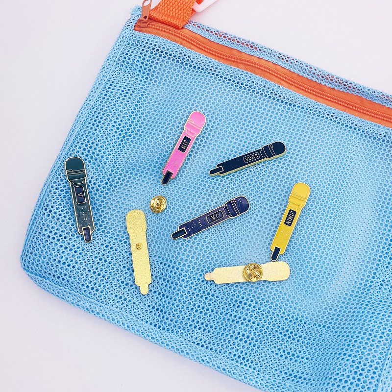 Ghim Cài Áo Hình Micro Của BTS