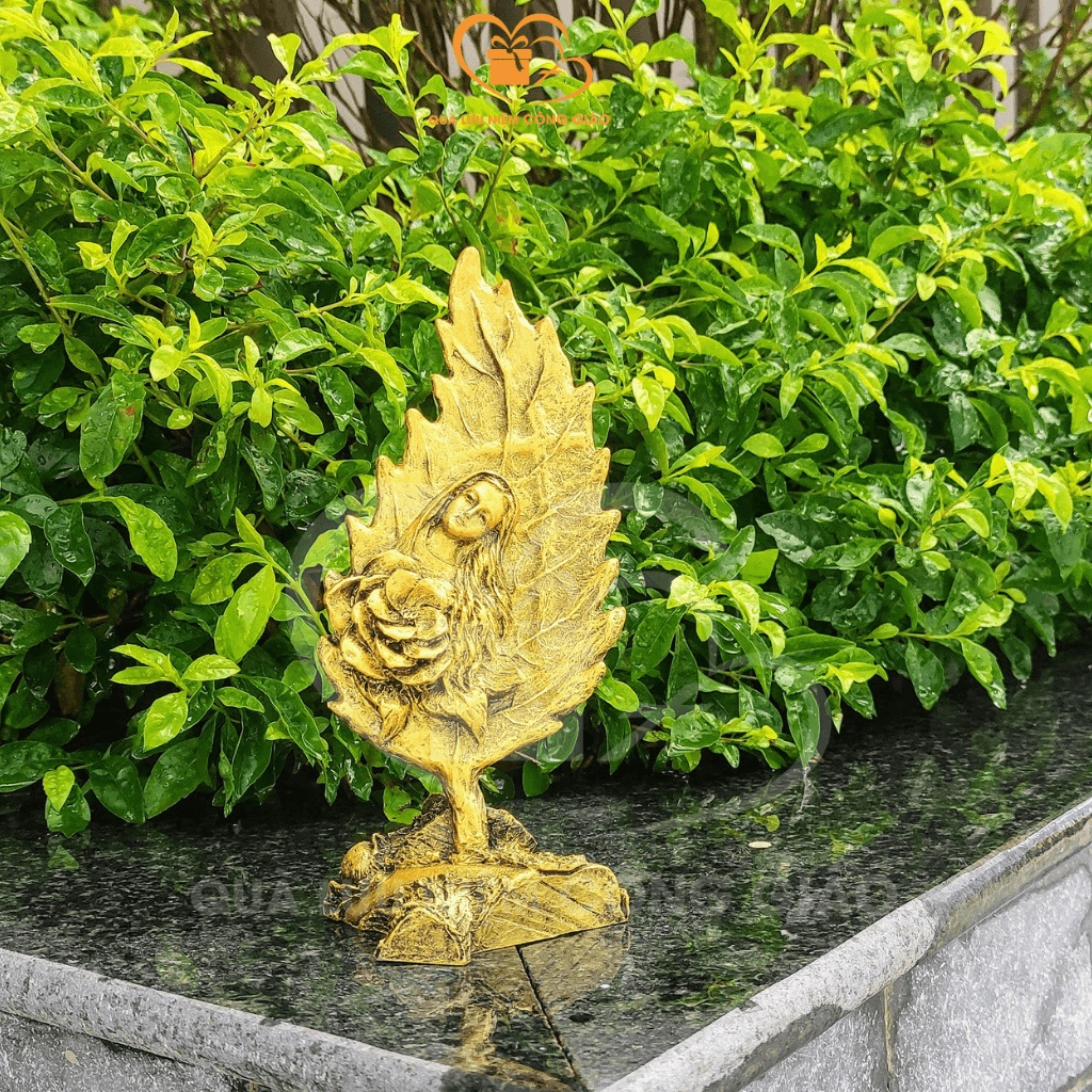 Tượng Đức Mẹ trên lá cây để bàn Quà Lưu Niệm Công Giáo