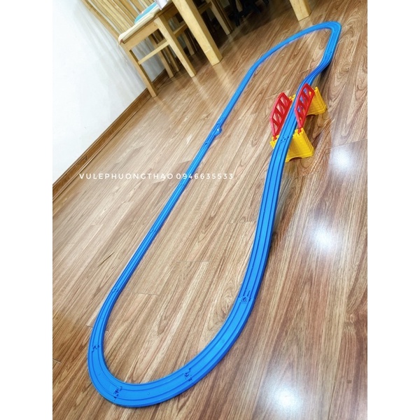 Ray khổng lồ tàu đi qua cầu Takara Tomy cho bé