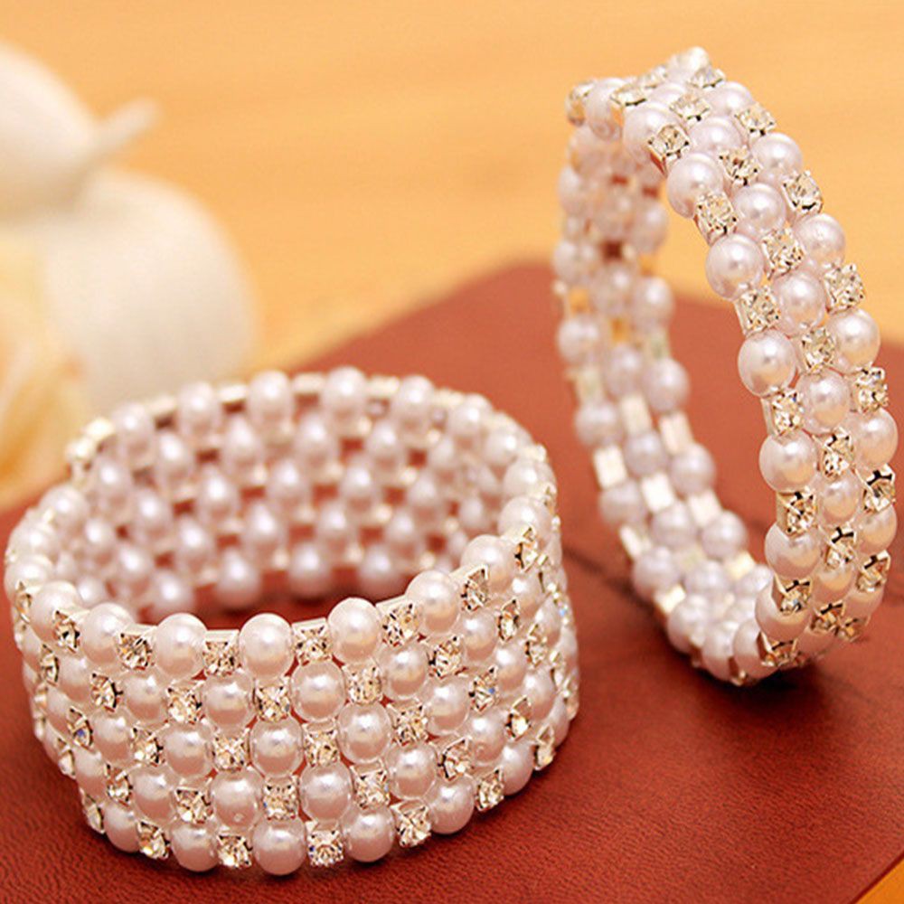 Vòng tay đính hạt quyến rũ