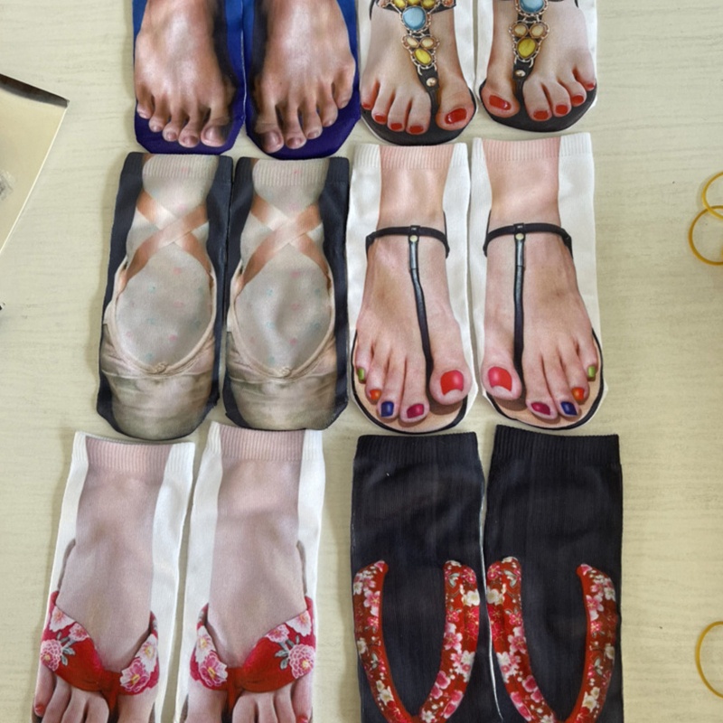 Đôi tất in hình bàn chân mang dép xỏ ngón thiết kế ấn tượng