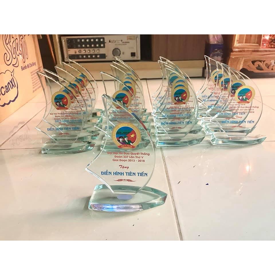 CUP pha lê in hình Kỷ Kiệm, In logo Công Ty, Doanh Nghiệp Lưu Niệm Theo Yêu Cầu.