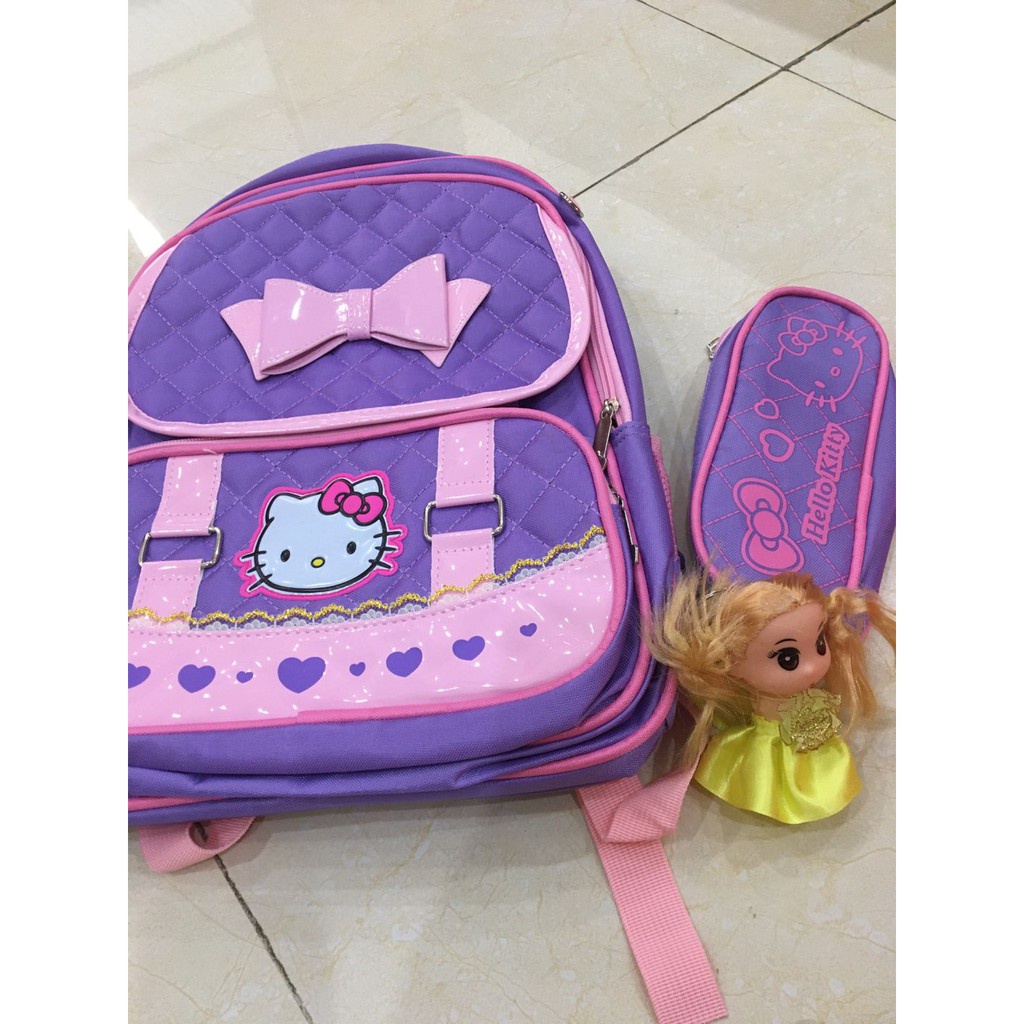 Balo Học Sinh Tiểu Học Hello Kitty Cho Bé Gái Tặng kèm Búp Bê Và Hộp Bút Chống Gù Cao Cấp (3558)
