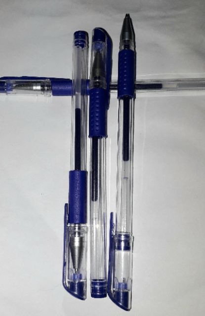 Một chiếc bút_viết xanh mực nước có nắp