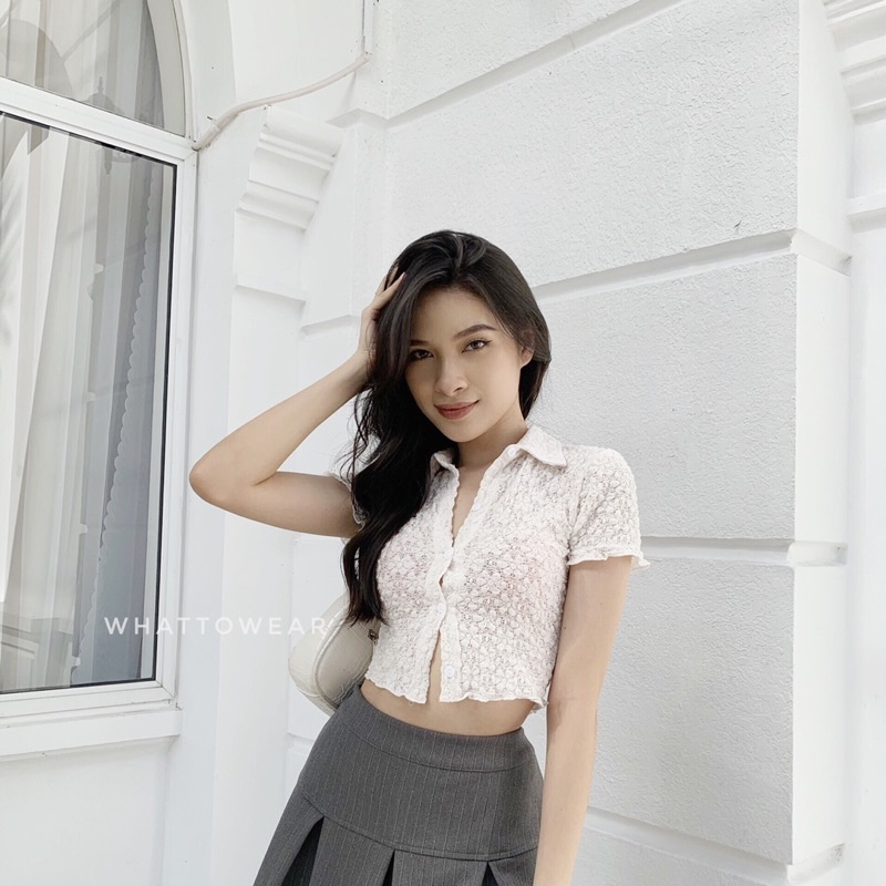 [Mã FAMARAL2 giảm 10K đơn 50K] Áo sơ mi croptop tay ngắn vải ren hoa - by Whattowear