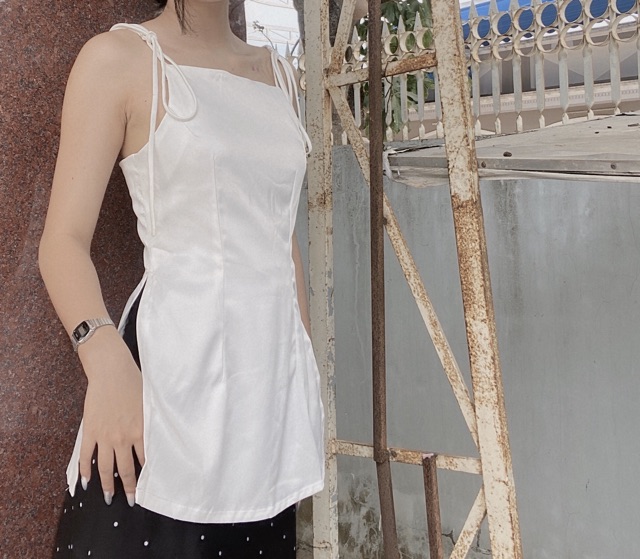 Áo hai dây xẻ tà trắng | BigBuy360 - bigbuy360.vn