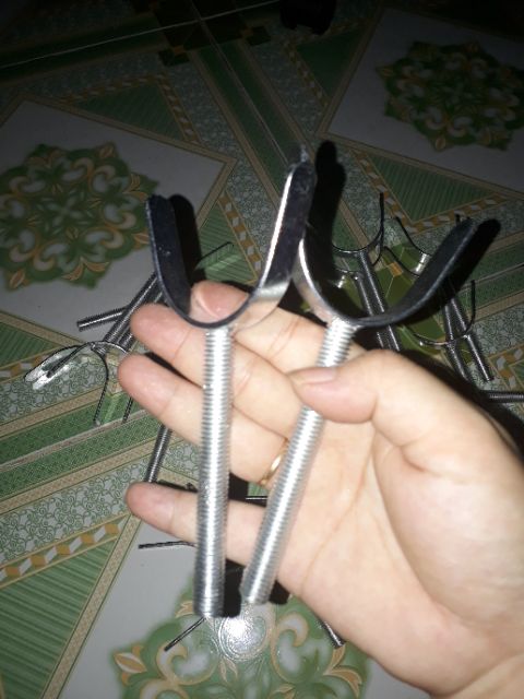 Vít chữ u để chặn cầu thang.