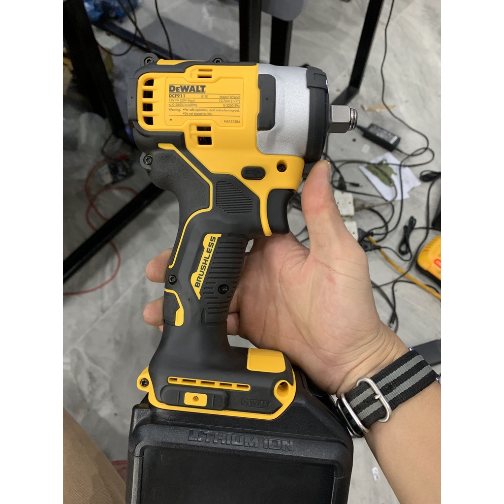 Máy siết bulông dùng pin Dewalt DCF911