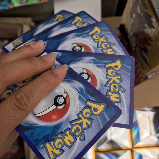 Sỉ 30 gói thẻ bài Pokemon tráng nhũ Vip, chất liệu giấy cứng chống rách