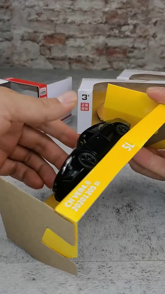 Mô hình Rmz Toyota Camry XSE Tỉ Lệ 1:36