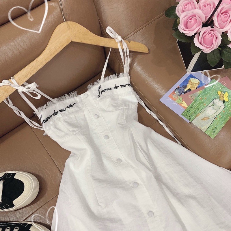 ĐẦM TRẮNG TƯA NGỰC NÚT BỌC THÊU CHỮ | BigBuy360 - bigbuy360.vn